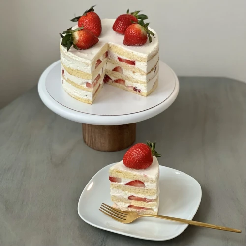 Торт молочная девочка с клубникой классический, 1.2-3 кг