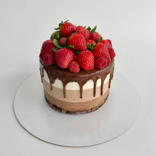 Торт три шоколада со свежими ягодами классический, 1.5кг