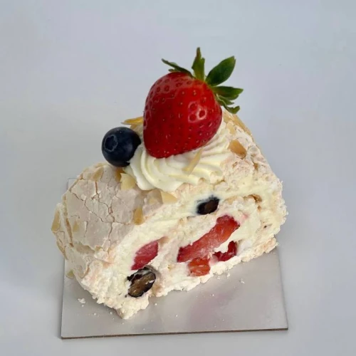 Десерт меренговый рулет с клубникой, 200г