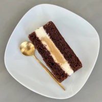 Шоколадный брауни с соленой карамелью