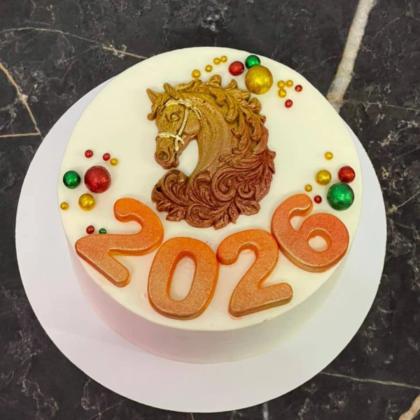 Бенто торт на новый год #2902 с фигуркой коня и шоколадными цифрами 700 г, белый