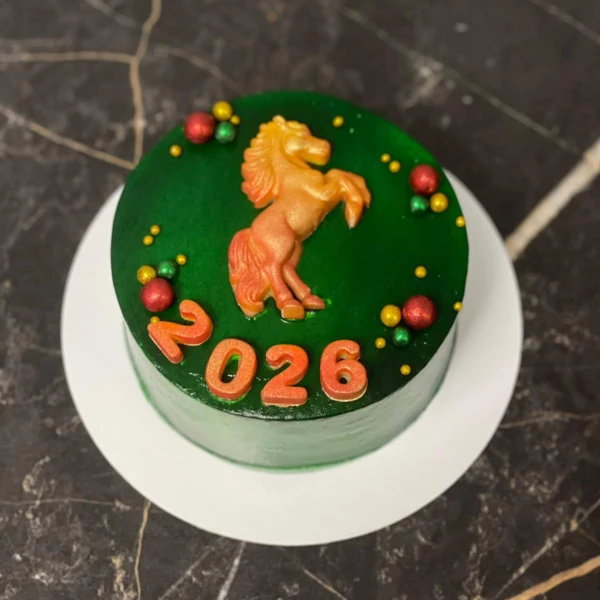 Бенто торт на новый год #2903 с фигуркой коня и шоколадными цифрами 700 г, зеленый
