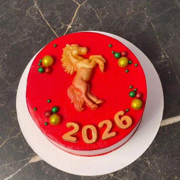 Бенто торт на новый год #2904 с фигуркой коня и шоколадными цифрами 700 г, красный