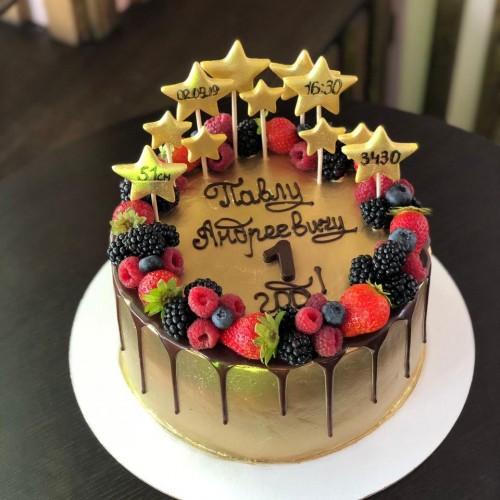 Торт на годик #1047 с ягодами и звездами, золотой