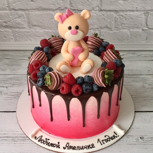 Торт на годик #154 с фигуркой мишки и ягодами, розовый