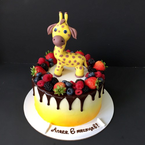 Торт на годик #162 с фигуркой жирафа и ягодами, желтый