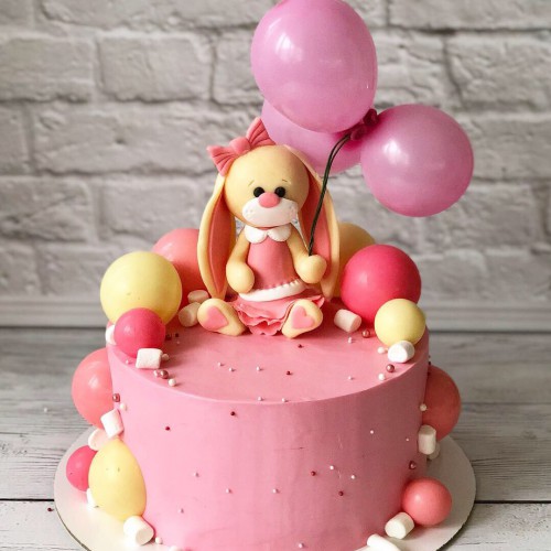 Торт на годик #166 с фигуркой зайки и шоколадными шариками, розовый