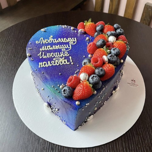 Торт на пол годика #1686 в форме сердца с ягодами, космос