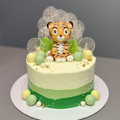 Торт на годик #2356 с фигуркой тигренка с леденцами и шоколадными шариками мастика, белый, зеленый