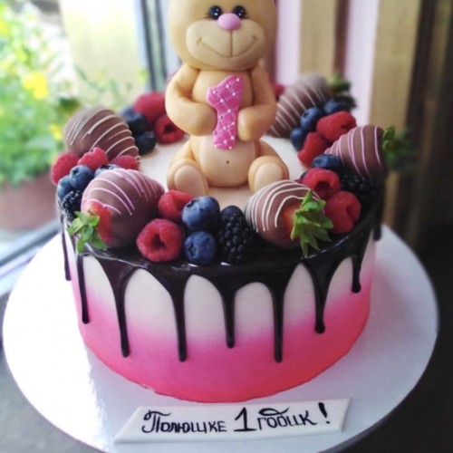 Торт на годик #672 с фигуркой мишки и клубникой в шоколаде, розовый