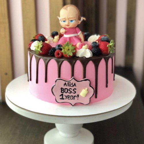 Торт на годик #674 с фигуркой босс и ягодами, розовый