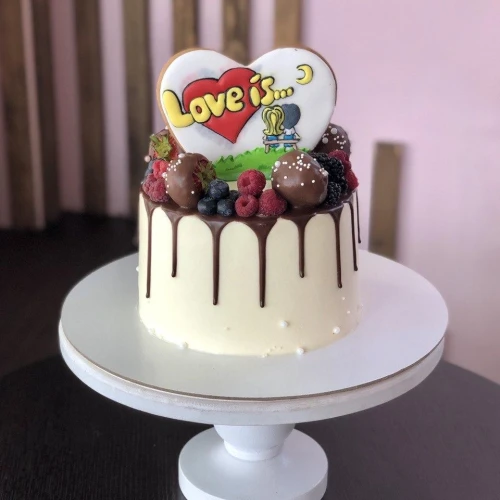 Торт свадебный #1009 с пряником: сердце love is и свежими ягодами, белый