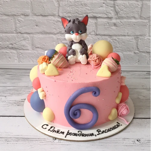 Торт для девочек #217 с фигуркой котик и шоколадными шариками с клубникой, розовый