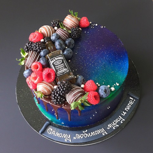 Торт для мужчин #543 с клубникой в шоколаде ягодами и бутылочкой, космос