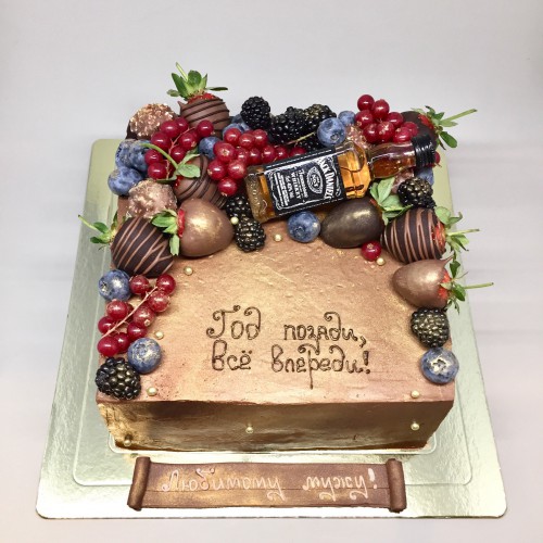 Торт для мужчин #551 с клубникой в шоколаде ягодами и бутылочкой, золотой