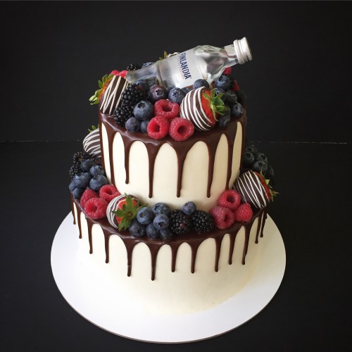 Торт для мужчин #555 с клубникой в шоколаде ягодами и бутылочкой, белый