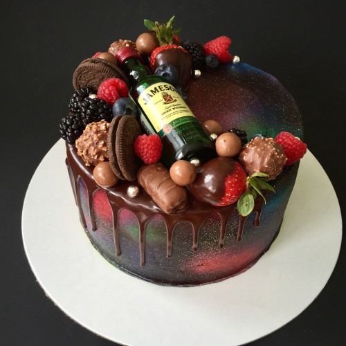 Торт для мужчин #558 с конфетками ягодами и бутылочкой, черный