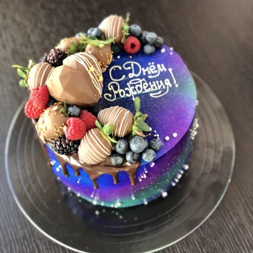 Торт для мужчин #1242 с клубникой в шоколаде и свежими ягодами, космос