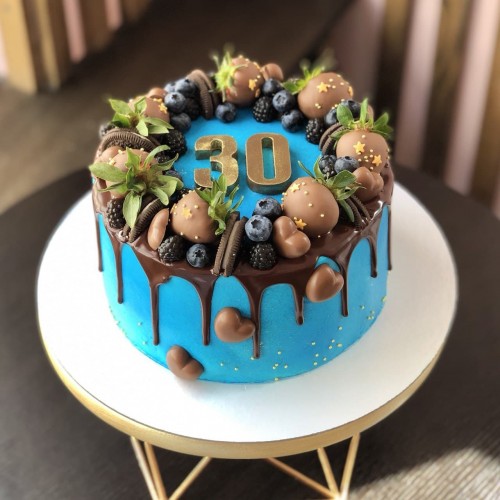 Торт для мужчин #1304 с клубникой в шоколаде печеньками и свежими ягодами, голубой