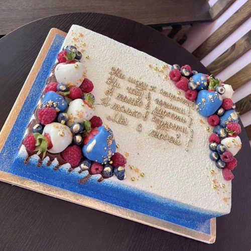 Торт для мужчин #1307 с клубникой в шоколаде и свежими ягодами, белый, голубой