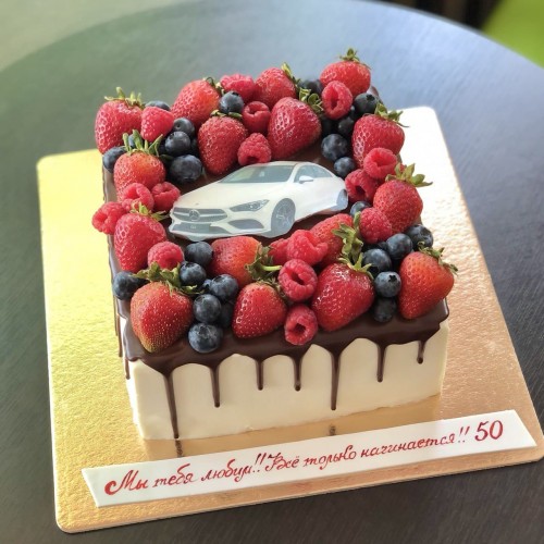 Торт для мужчин #1338 со свежими ягодами и картинкой автомобиля мерседес, белый