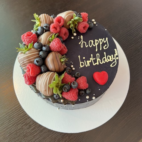 Торт для мужчин #1712 с клубникой в шоколаде и свежими ягодами, черный