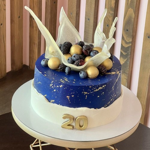 Торт для мужчин #1714 с карамельной короной и свежими ягодами, синий, белый