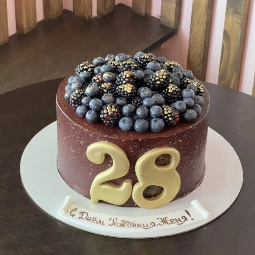 Торт для мужчин #1750 с цифрами и свежими ягодами, коричневый
