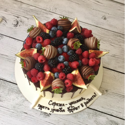 Торт для мужчин #27 со свежими ягодами и клубникой в шоколаде, белый