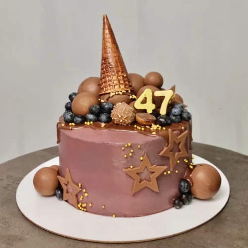 Торт для мужчин #2708 с шоколадными шариками рожком и ягодами, коричневый