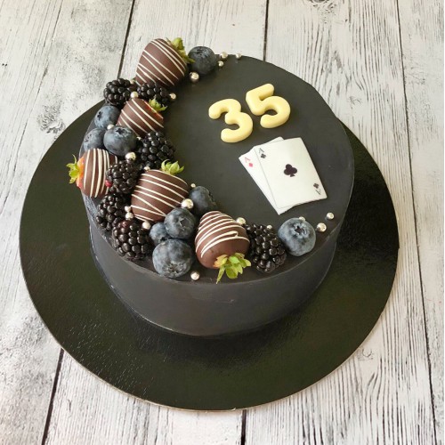 Торт для мужчин #28 со свежими ягодами и клубникой в шоколаде, черный