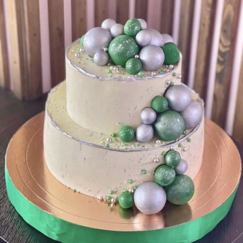 Торт свадебный #1272 с шоколадными шариками и серебряной окантовкой, бежевый