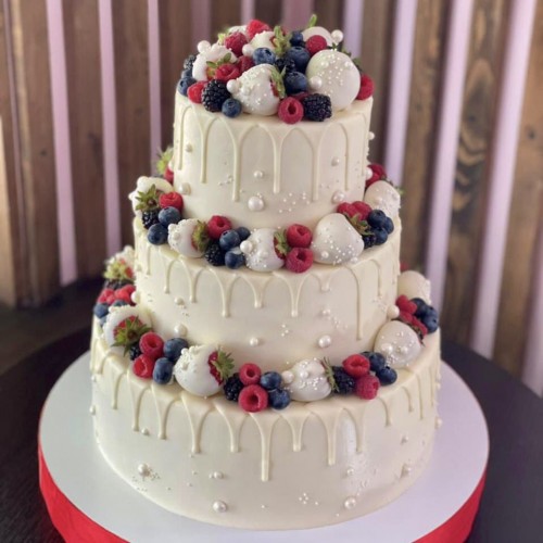Торт свадебный #1273 с клубникой в шоколаде и ягодами, белый