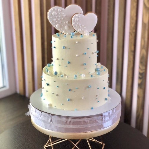 Торт свадебный #1274 с пряниками: 2 сердца и бусинами, белый