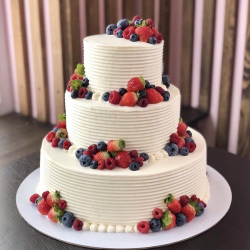 Торт свадебный белый со свежими ягодами #1284