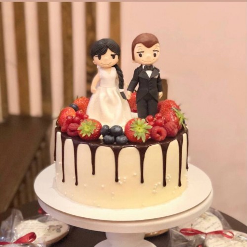 Торт свадебный #1286 с фигурками: невеста жених и свежими ягодами, белый