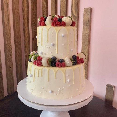 Торт свадебный #1290 с клубникой в шоколаде и ягодами, белый