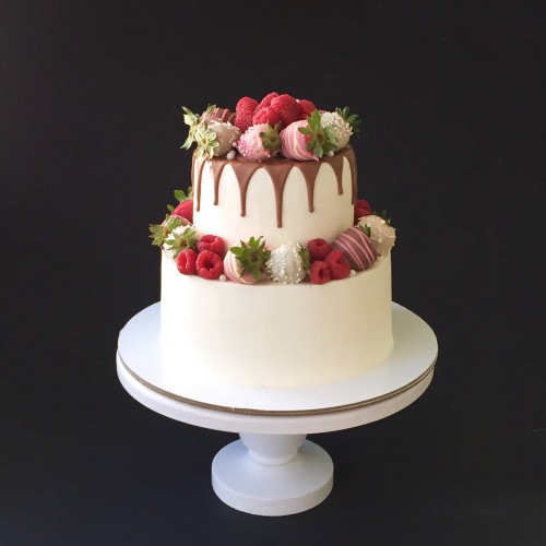 Торт свадебный #134 с клубникой в шоколаде и ягодами, белый