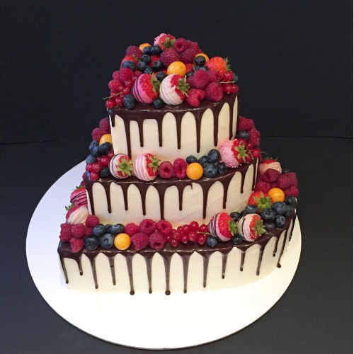 Торт свадебный #137 с клубникой в шоколаде и ягодами, белый