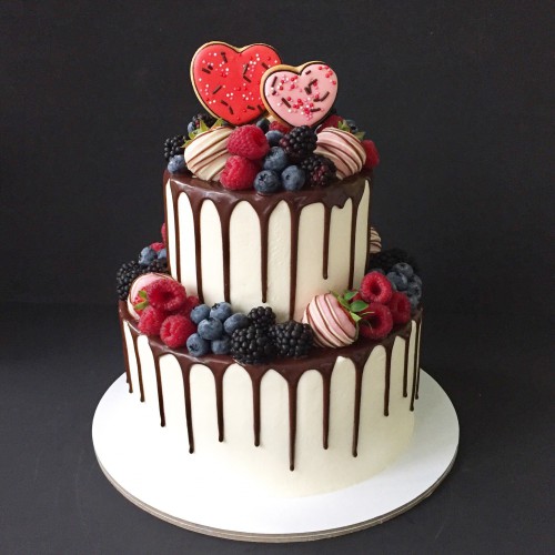 Торт свадебный #138 с пряниками: 2 сердца и свежими ягодами, белый