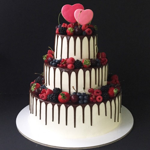 Торт свадебный #139 с пряниками: 2 сердца и свежими ягодами, белый