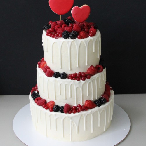 Торт свадебный #144 с пряниками: 2 сердца и свежими ягодами, белый