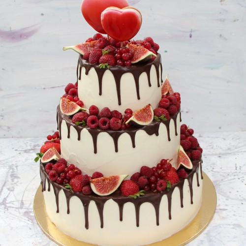 Торт свадебный #148 с пряниками: 2 сердца и свежими ягодами, белый