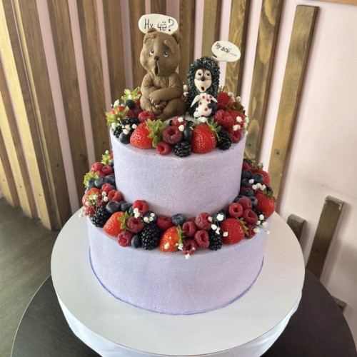 Торт свадебный #1717 с фигурками: мишка ежик и свежими ягодами, сиреневый