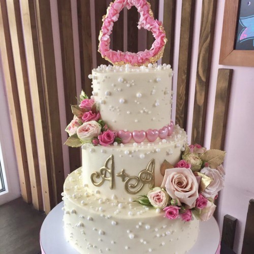 Торт свадебный #1718 с карамельным сердцем и розами и бусинами, белый