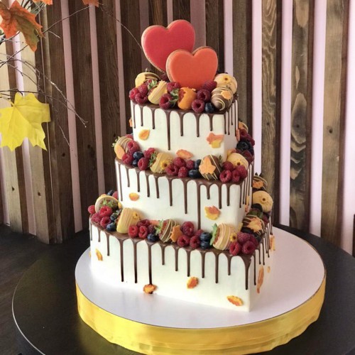 Торт свадебный #1720 с пряниками: 2 сердца и свежими ягодами, белый