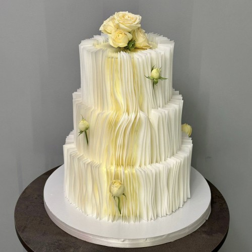 Торт свадебный #2564 с розами и декором из вафельной бумаги, белый