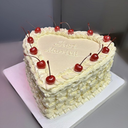 Торт свадебный #2565 в форме сердца с вишней ламбет, белый