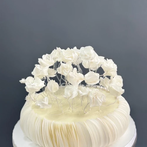 Торт свадебный #2942 с декором из вафельной бумаги и цветами, белый