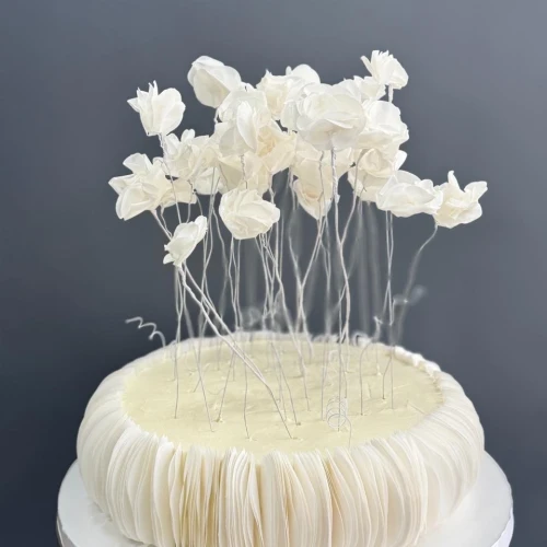 Торт свадебный #2943 с декором из вафельной бумаги и цветами, белый 